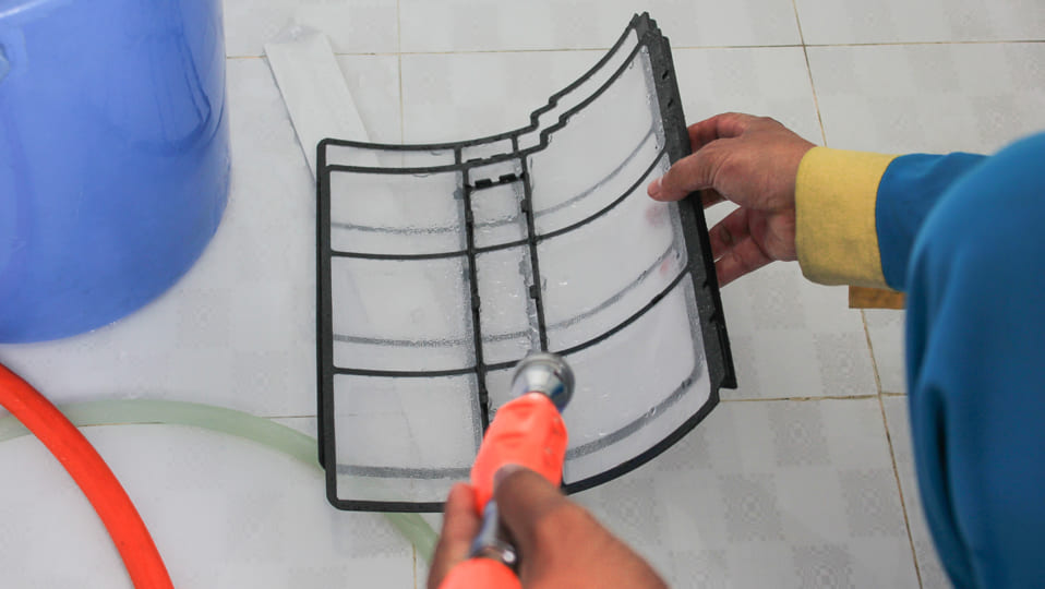 Vệ sinh lưới lọc máy lạnh định kỳ