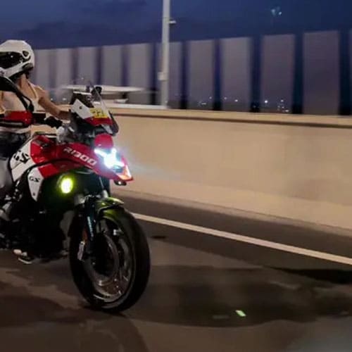 Biker nữ cực ngầu điều khiển phân khối lớn BMW R1300 GS lướt phố đêm tự do Biker nữ cực ngầu điều khiển phân khối lớn BMW R1300 GS lướt phố đêm tự do
