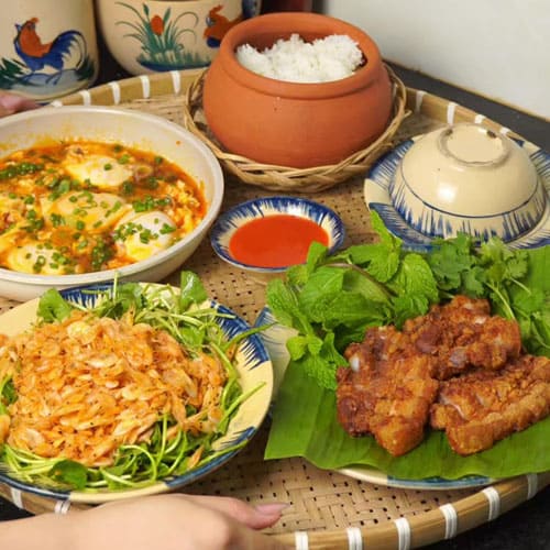 Bữa cơm nhà ngon ngất ngây với ba chỉ chiên giòn và trứng sốt mắm cay