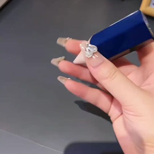 Cận Cảnh Chiếc Bật Lửa Độc Lạ Hình Cây Viết Chì Màu Xanh Dương Cận Cảnh Chiếc Bật Lửa Độc Lạ Hình Cây Viết Chì Màu Xanh Dương