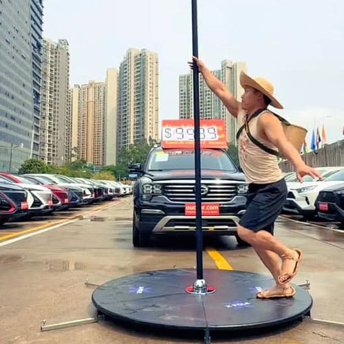 Màn Trình Diễn Múa Cột Độc Đáo Của Chàng Trai Giữa Showroom Xe Hơi Khiến Người Xem Mê Mẩn Màn Trình Diễn Múa Cột Độc Đáo Của Chàng Trai Giữa Showroom Xe Hơi Khiến Người Xem Mê Mẩn
