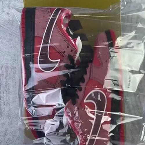 Mê mẩn phối màu đỏ trầm cực cuốn và kiểu dáng sneaker thời trang Mê mẩn phối màu đỏ trầm cực cuốn và kiểu dáng sneaker thời trang