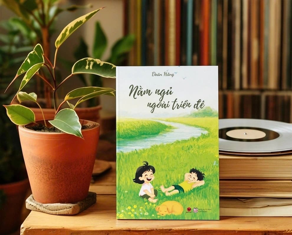 Nằm ngủ ngoài triền đê tản văn Doãn Hằng gợi nhớ tuổi thơ bình dị