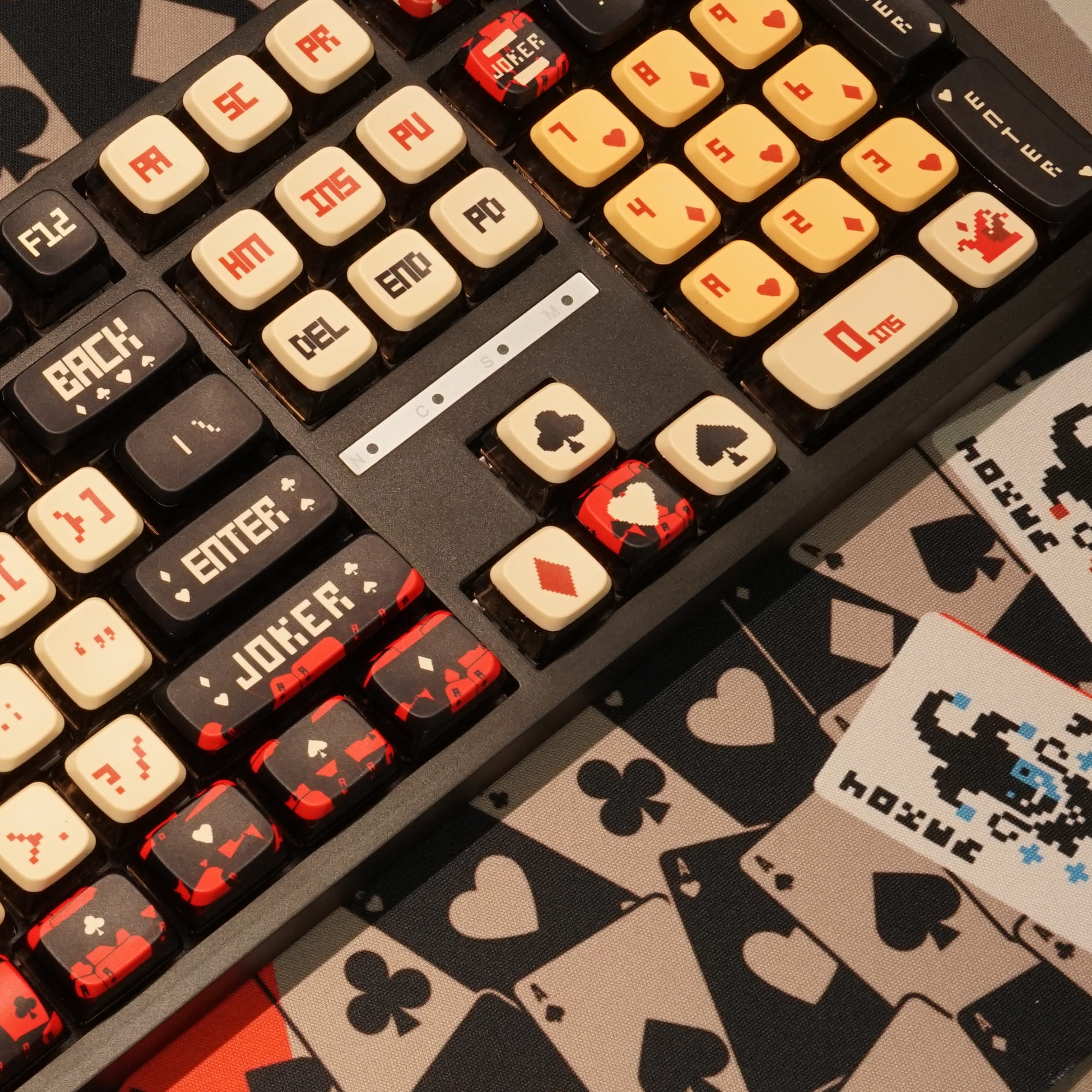 Những mẫu keycap và lót chuột khổ lớn dành cho fan của Joker 1