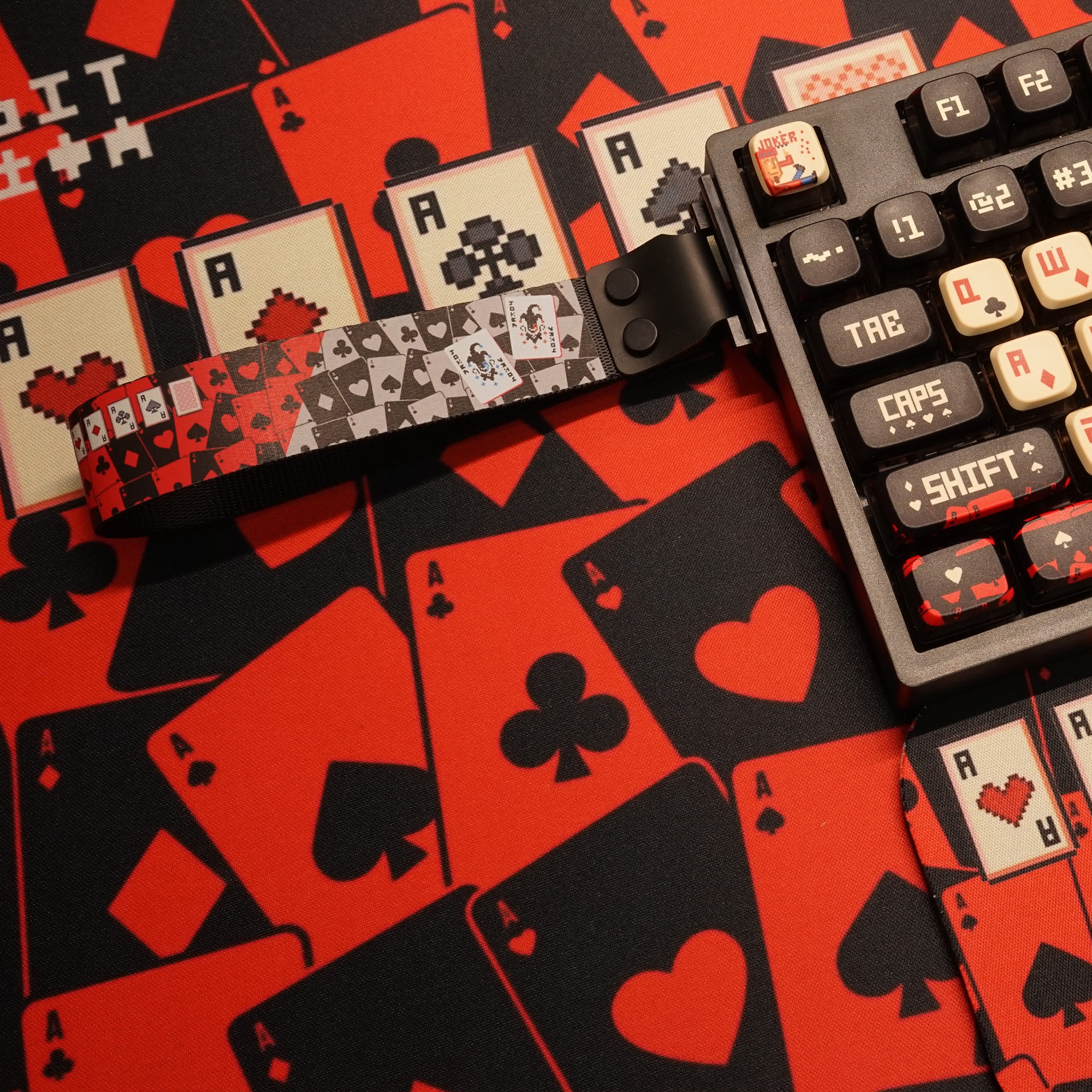 Những mẫu keycap và lót chuột khổ lớn dành cho fan của Joker 2
