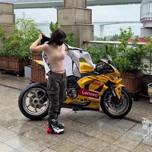 Nữ biker cực ngầu chinh phục cung đường mưa cùng chiếc Ducati màu vàng