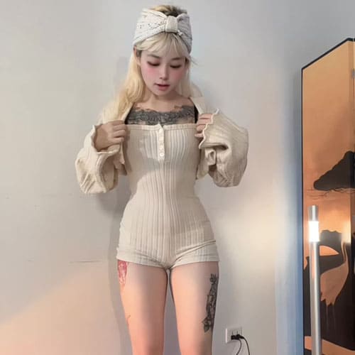 Phong Cách Thời Trang Phá Cách Của Cô Nàng Cá Tính Trong Bộ Bodysuit Màu Be Xinh Xắn Phong Cách Thời Trang Phá Cách Của Cô Nàng Cá Tính Trong Bộ Bodysuit Màu Be Xinh Xắn