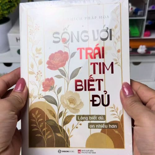 Sách Sống Với Trái Tim Biết Đủ Giúp Bạn Tìm Lại Bình An Giữa Áp Lực Cuộc Sống Sách Sống Với Trái Tim Biết Đủ Giúp Bạn Tìm Lại Bình An Giữa Áp Lực Cuộc Sống