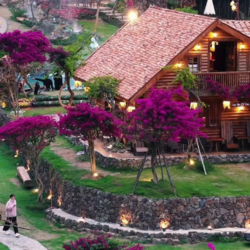 Trải Nghiệm Không Gian Quán Cà Phê Trên Đồi Với Khung Cảnh Sương Khói Lãng Mạn Mộng Mơ Trải Nghiệm Không Gian Quán Cà Phê Trên Đồi Với Khung Cảnh Sương Khói Lãng Mạn Mộng Mơ