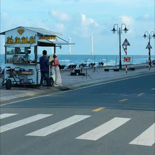 Trải nghiệm tuyệt vời tại Biển Ba Động với cánh đồng điện gió giữa đại dương xanh Trải nghiệm tuyệt vời tại Biển Ba Động với cánh đồng điện gió giữa đại dương xanh