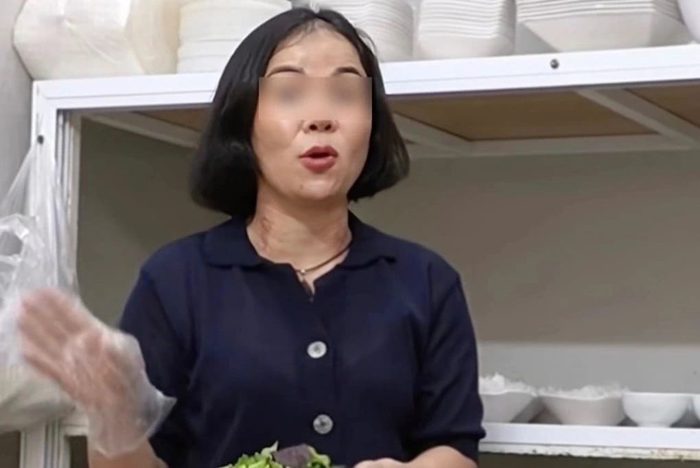 Chủ quán bánh tôm Hà Nội gây tranh cãi vì chê khách lấy lại tiền thừa