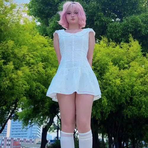 Vũ Điệu Năng Động Của Cô Gái Với Mái Tóc Hồng Trong Chiếc Váy Trắng Dễ Thương Vũ Điệu Năng Động Của Cô Gái Với Mái Tóc Hồng Trong Chiếc Váy Trắng Dễ Thương